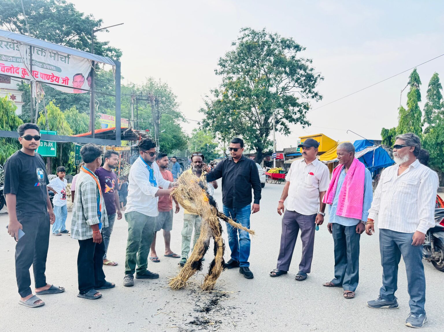 नीट-2026 प्रश्नपत्र लीक के विरोध में केंद्रीय शिक्षा मंत्री का पुतला दहन