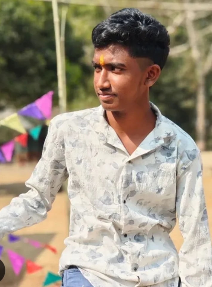 चाकुलिया में मोबाइल पर बात कर रहे युवक पर वज्रपात, मौके पर ही हुई मौत
