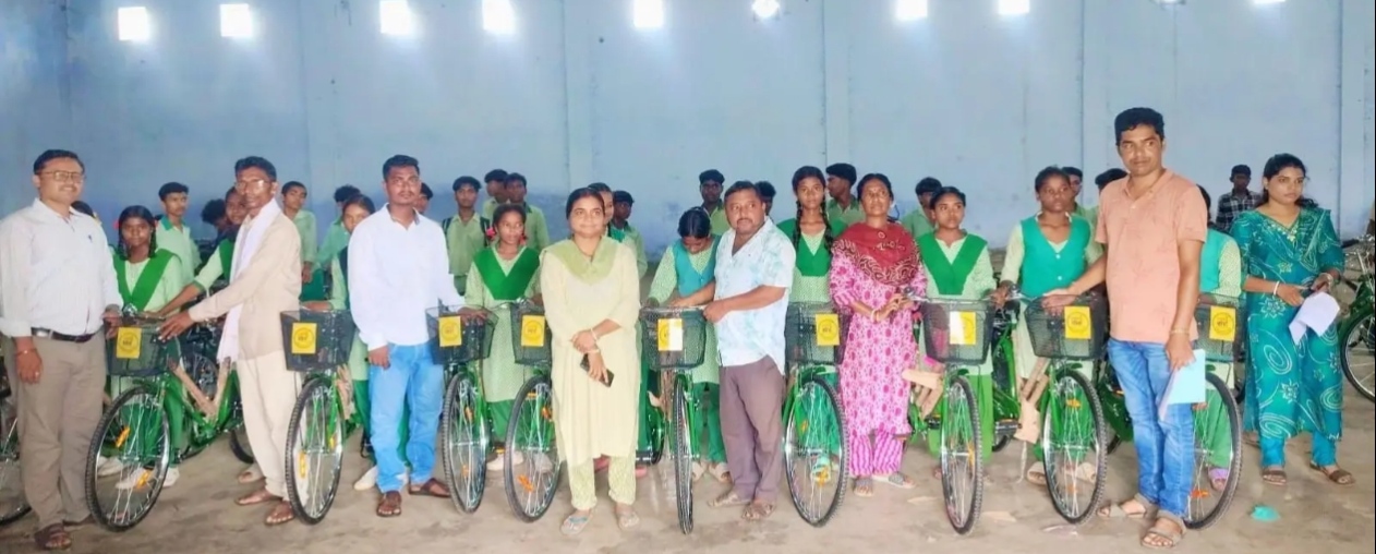 बोड़ाम प्रखंड के 13 विद्यालयों के 396 विद्यार्थियों को मिली साइकिल