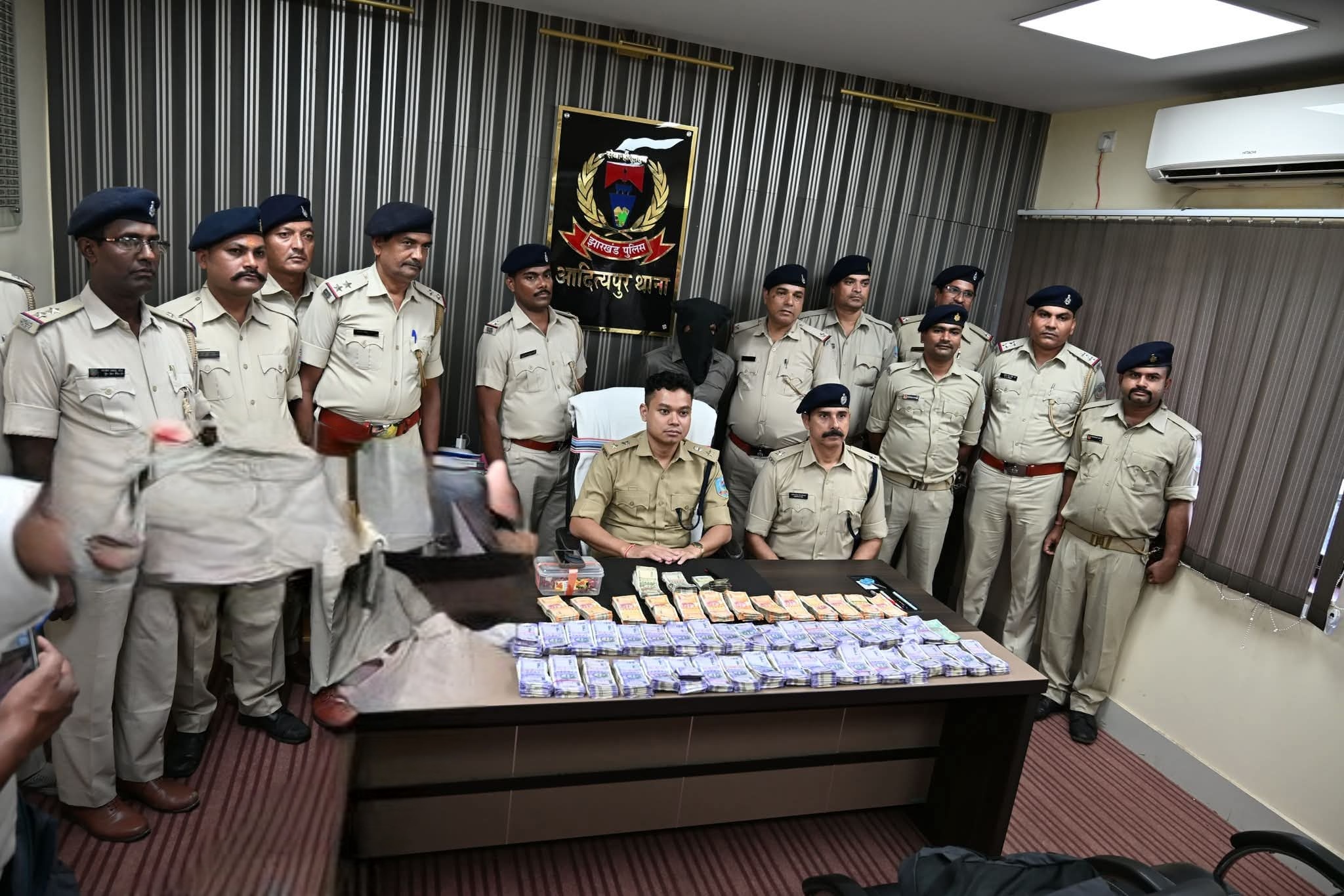 आदित्यपुर में ब्राउन शुगर के अवैध कारोबार के खिलाफ छापेमारी, एक गिरफ्तार; 20 पुड़िया और ₹7.59 लाख नकद बरामद