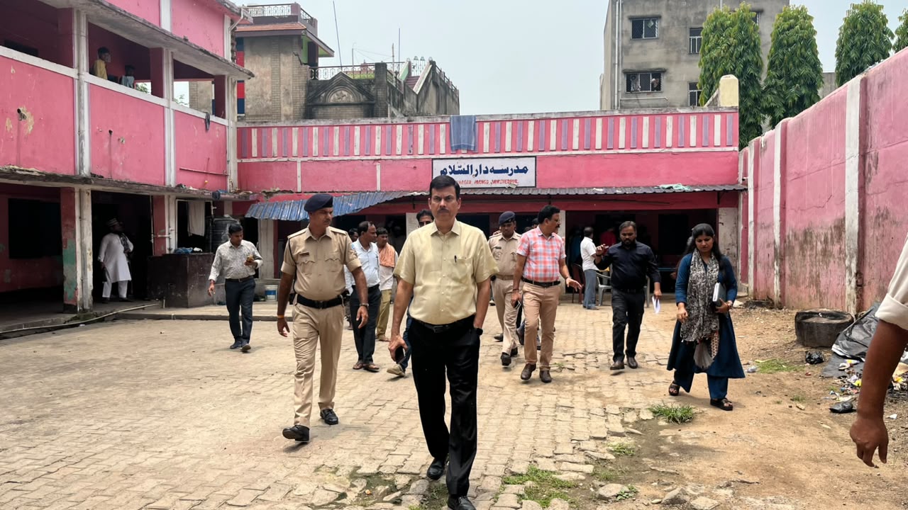 मतदाता सूची पुनरीक्षण अभियान का उपायुक्त ने लिया जायजा, मानगो के मतदान केंद्रों का किया औचक निरीक्षण