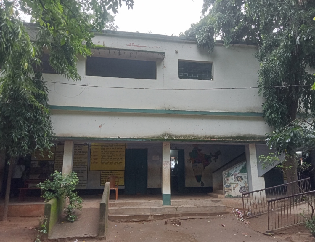 आदिवासी मध्य विद्यालय में जर्जर भवन के एक ही कमरे में बैठ पढ़ रहे तीन कक्षाओं के छात्र