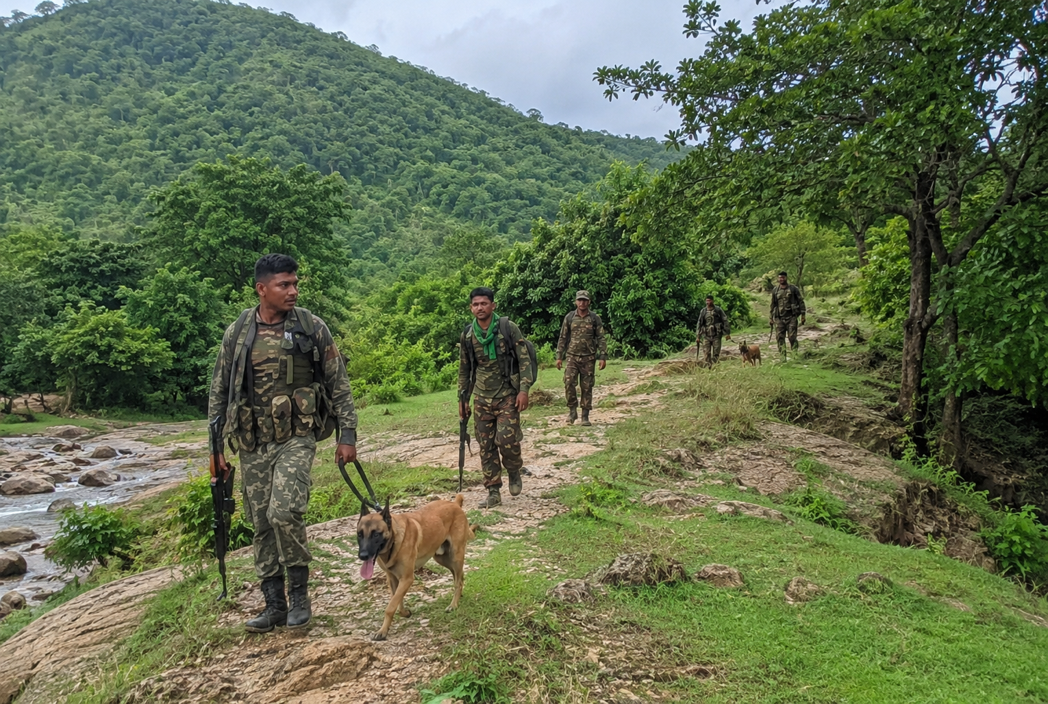 लगातार बारिश के बीच एंटी नक्सल ऑपरेशन जारी, झारखंड-बंगाल सीमा पर पुलिस की घेराबंदी