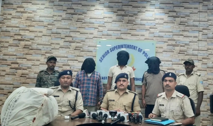बाइक पर 11 किलो गांजा लेकर जमशेदपुर आ रहे तीन तस्कर गिरफ्तार