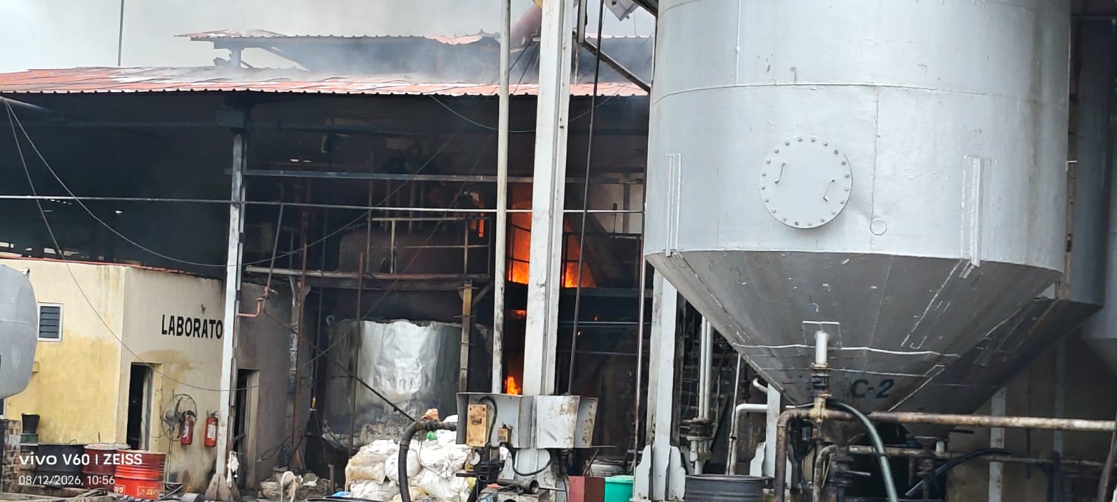 फलक इंडस्ट्रियल फ्यूल में भीषण आग, पेट्रोल पंप के पास होने से टला बड़ा हादसा
