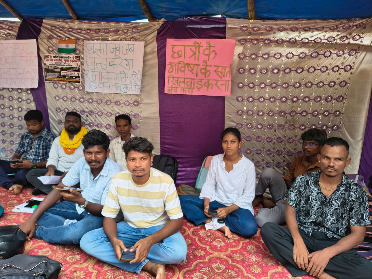घाटशिला कॉलेज में सीट बढ़ाने की मांग को लेकर छात्रों का अनिश्चितकालीन धरना, भूख हड़ताल शुरू