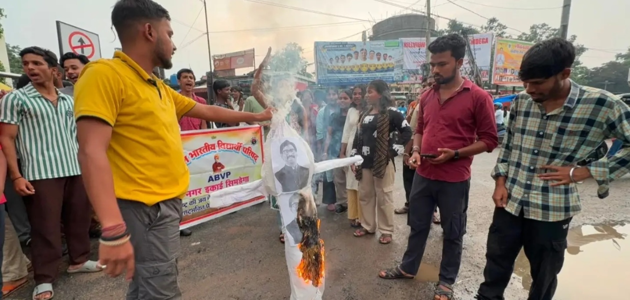 जेपीएससी-जेएसएससी में कथित धांधली के विरोध में ABVP का प्रदर्शन, सिमडेगा में पुतला दहन