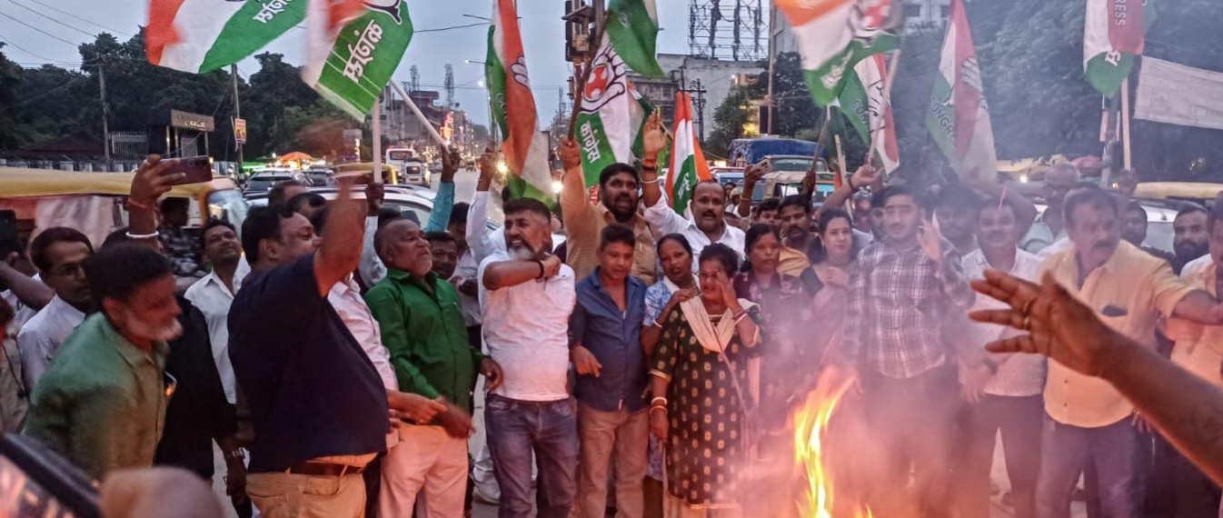 नीट पेपर लीक और लाठीचार्ज के विरोध में कांग्रेस ने आकाशवाणी चौक पर फूंका पीएम व शिक्षा मंत्री का पुतला