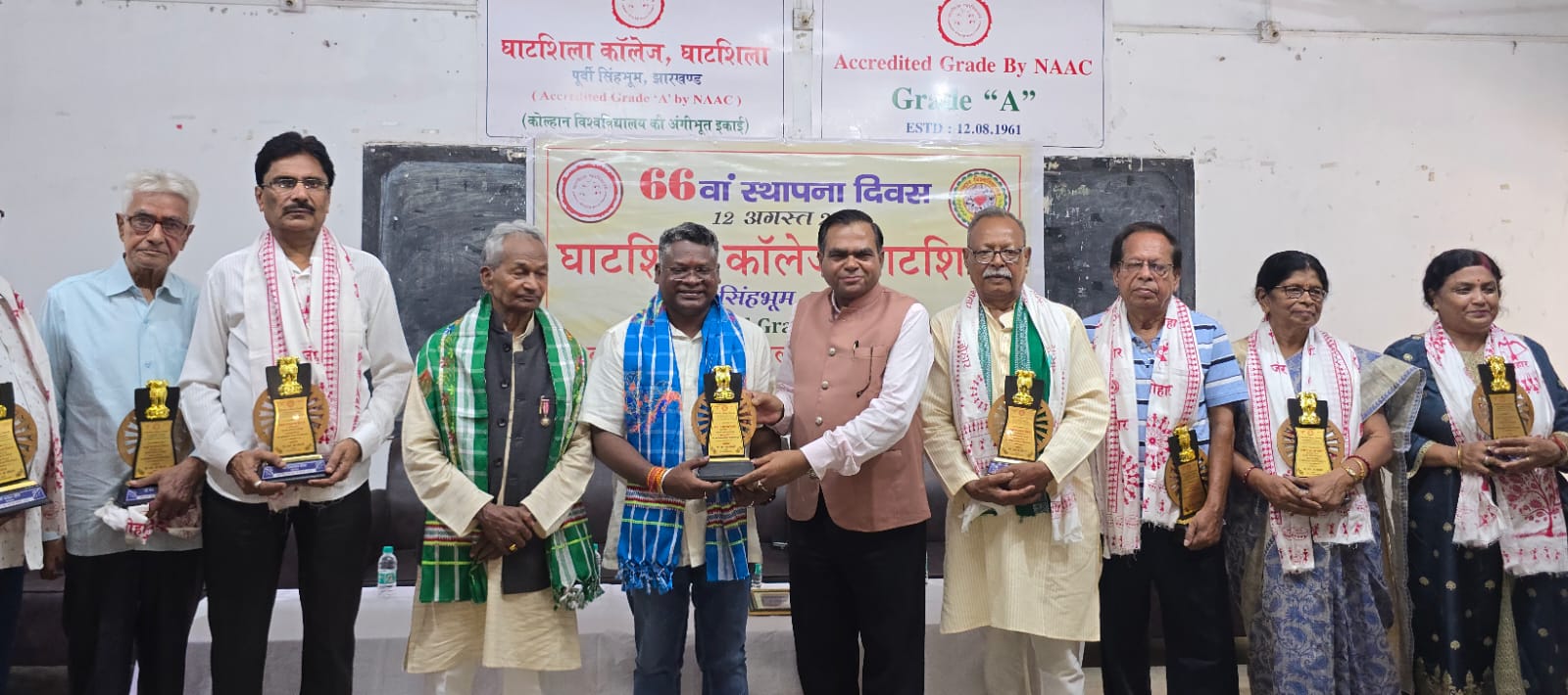 घाटशिला कॉलेज के 66वें स्थापना दिवस पर 66 दीप जलाकर संस्थापकों को किया गया याद